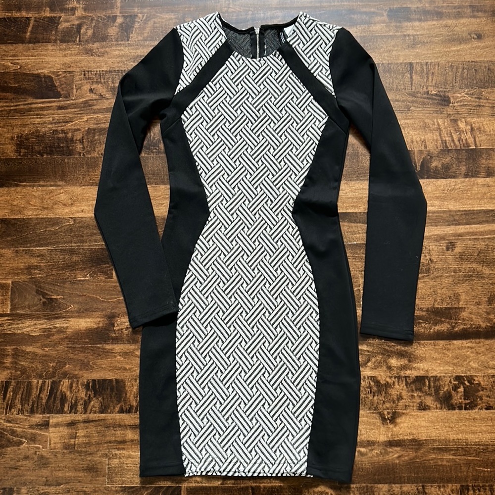 Woman’s H&M Dress with pattern and zippered back. Size 4. NWT